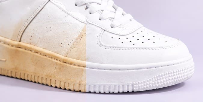 Sol sepatu putih, separuh menguning dan separuh kembali putih setelah unyellowing